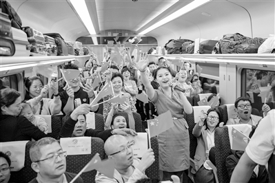 10月1日，乘客們在列車上共同慶祝新中國成立70周年。 蘭州局集團供圖